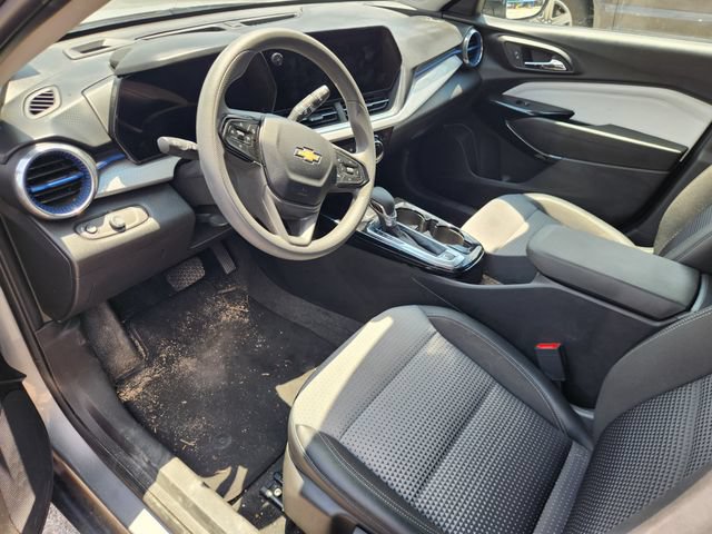 Used 2025 Chevrolet Trax LT FWD image 9