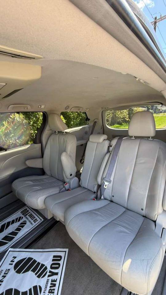 Used 2011 Toyota Sienna XLE w/ Premium Pkg FWD image 15