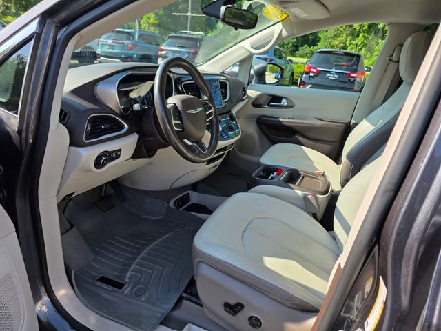 Used 2017 Chrysler Pacifica Touring-L w/ Tire & Wheel Group FWD image 15
