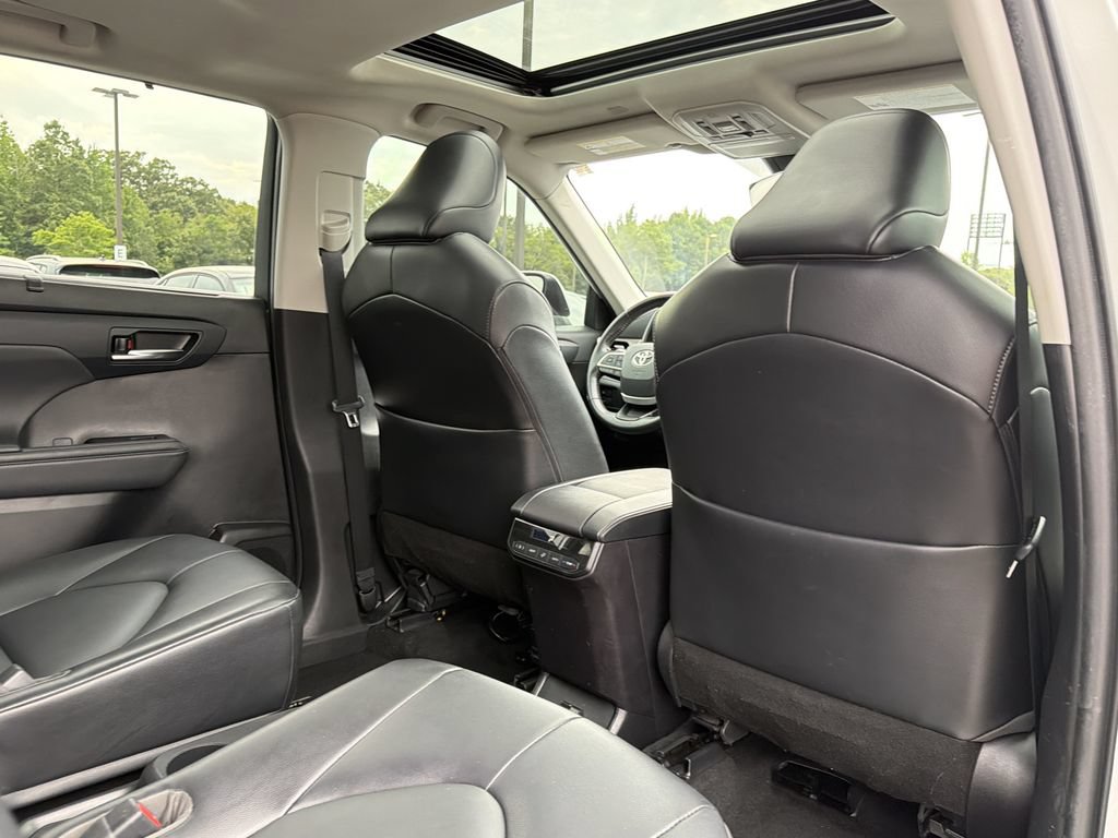 Used 2022 Toyota Highlander XLE FWD image 19
