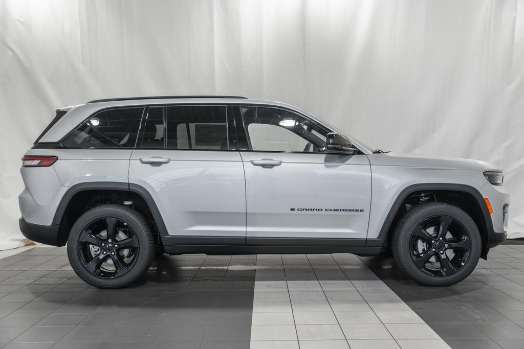 New 2025 Jeep Grand Cherokee Altitude image 3