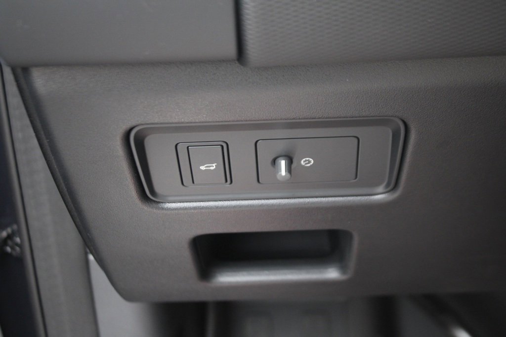 Certified 2024 Land Rover Discovery Dynamic SE image 10