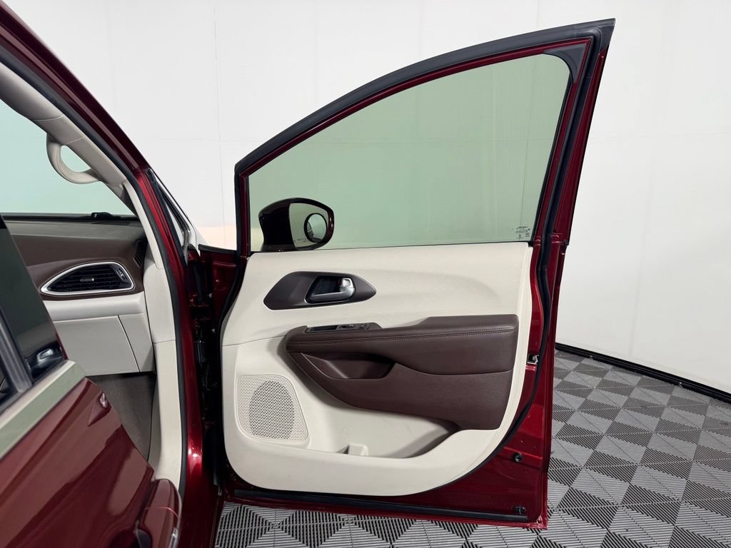 Used 2018 Chrysler Pacifica Touring Plus FWD image 33