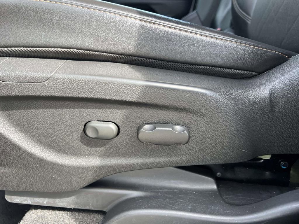 Used 2021 Chevrolet Trax LT w/ LT Convenience Package AWD/4WD image 17