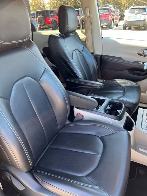 Certified 2023 Chrysler Pacifica Touring-L image 15