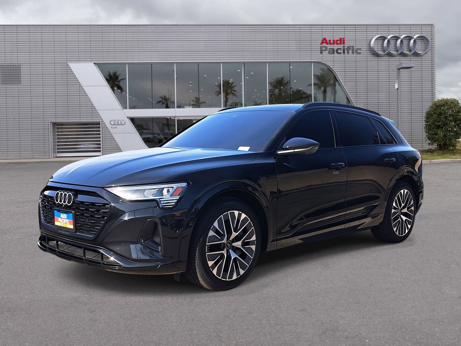 Used 2024 Audi Q8 e-tron Premium Plus w/ Premium Plus Package image 1