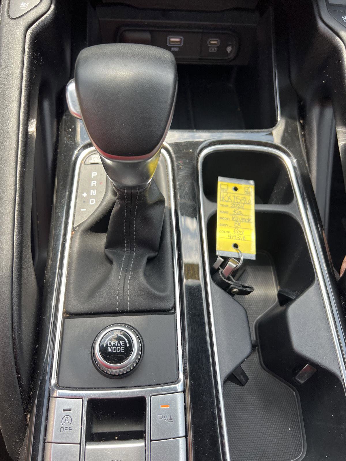 Used 2024 Kia Telluride EX w/ EX Captain's Chair Package image 12