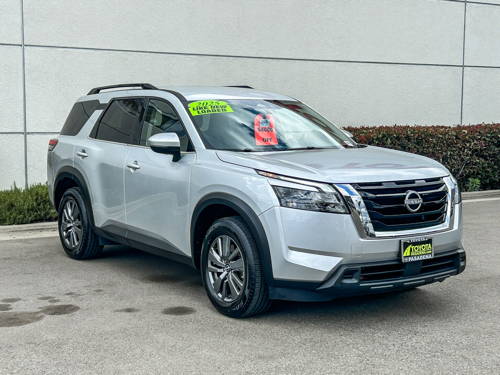 Used 2025 Nissan Pathfinder SV FWD image 3