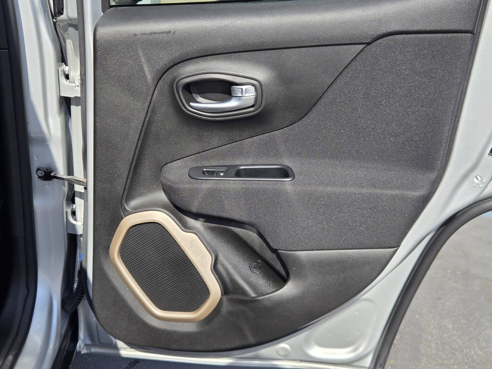 Certified 2016 Jeep Renegade Latitude image 28