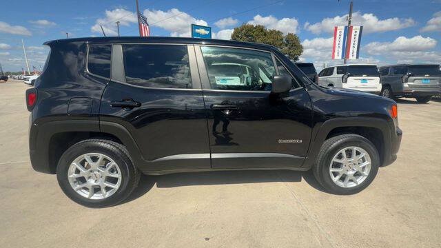 Used 2023 Jeep Renegade Latitude AWD/4WD image 9