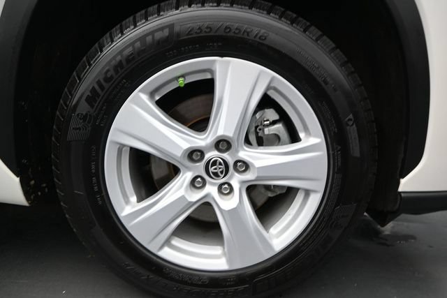 Used 2020 Toyota Highlander LE FWD image 18