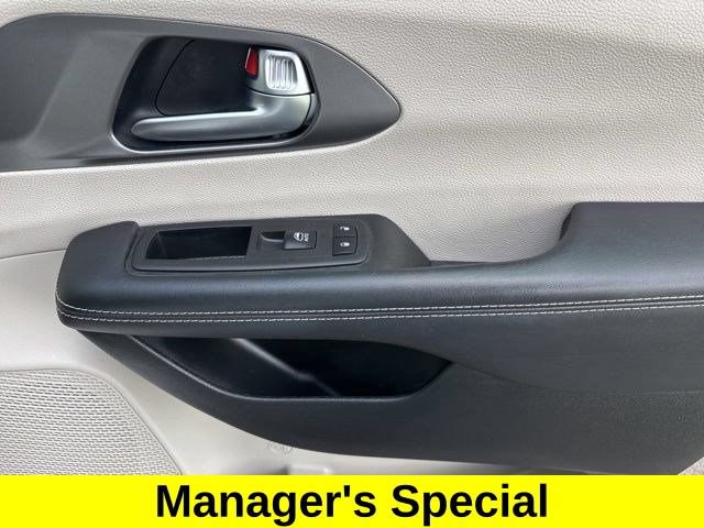 Used 2023 Chrysler Pacifica Touring-L FWD image 38