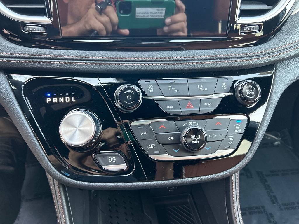Used 2026 Chrysler Pacifica Pinnacle FWD image 18