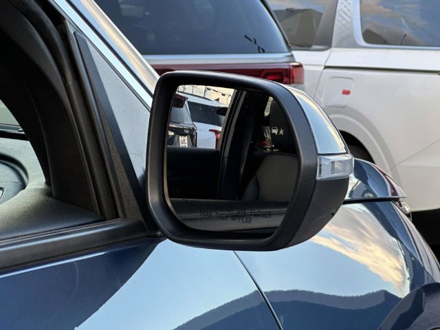 Certified 2025 Chevrolet Traverse LT FWD image 28
