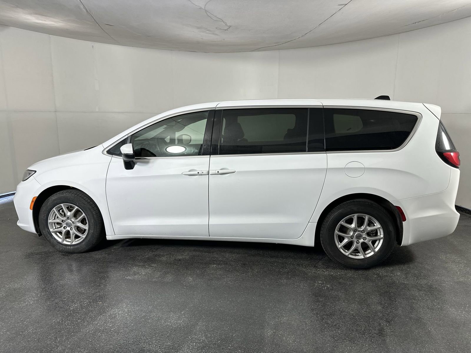 Used 2023 Chrysler Pacifica Touring image 5