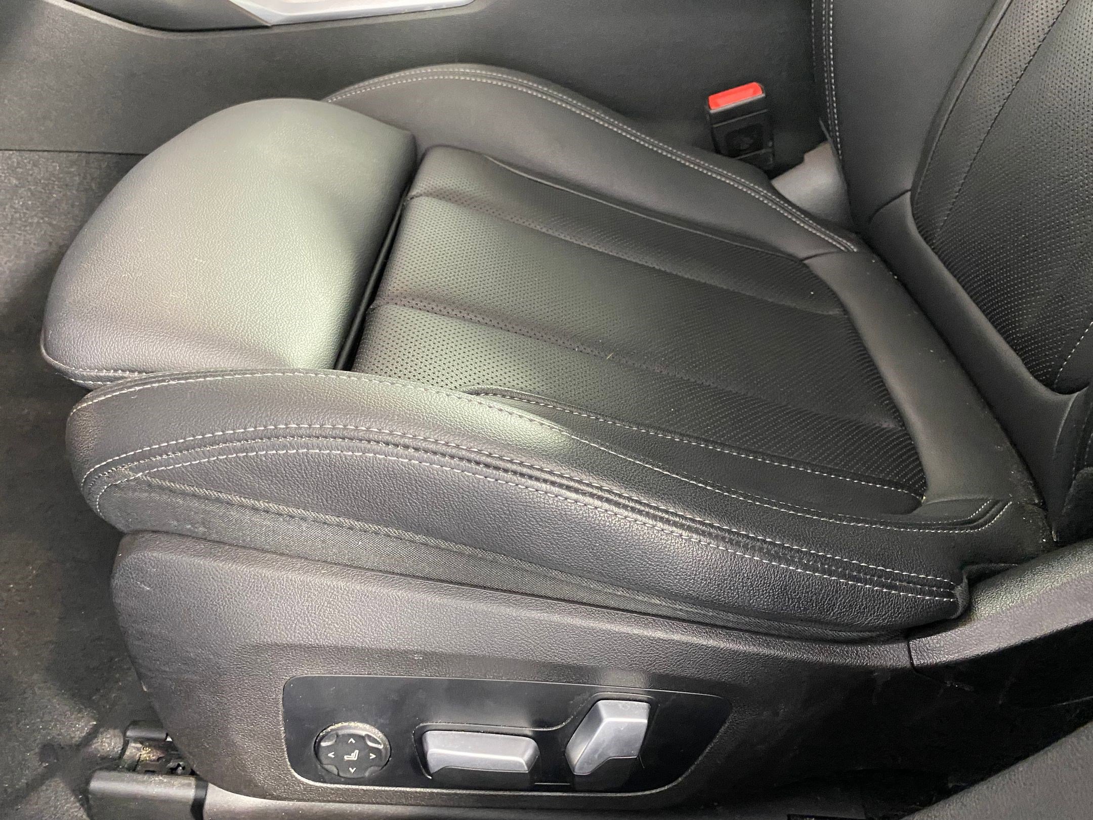 Used 2023 BMW 330i Sedan w/ Premium Package image 11