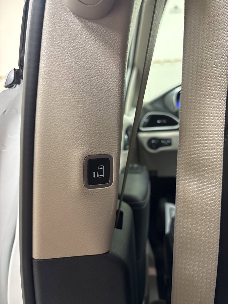 Used 2023 Chrysler Pacifica Touring-L FWD image 25