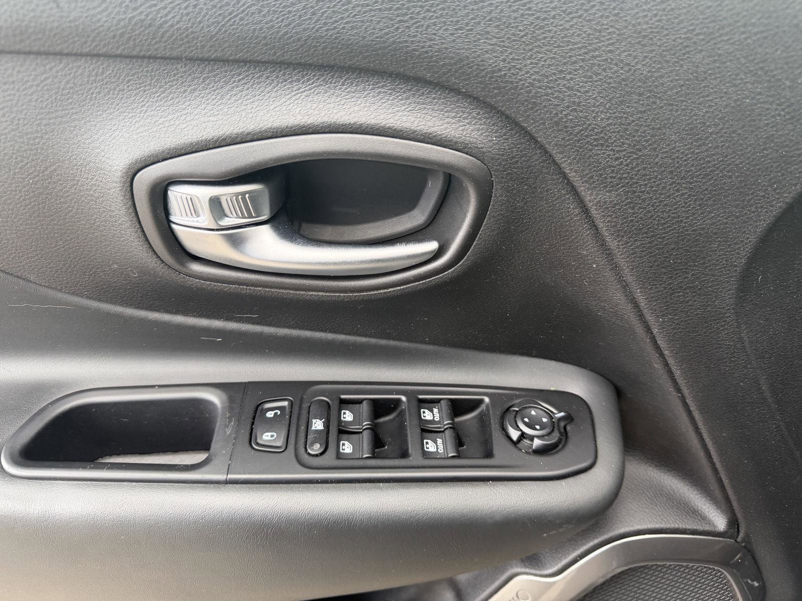 Used 2020 Jeep Renegade Limited image 9