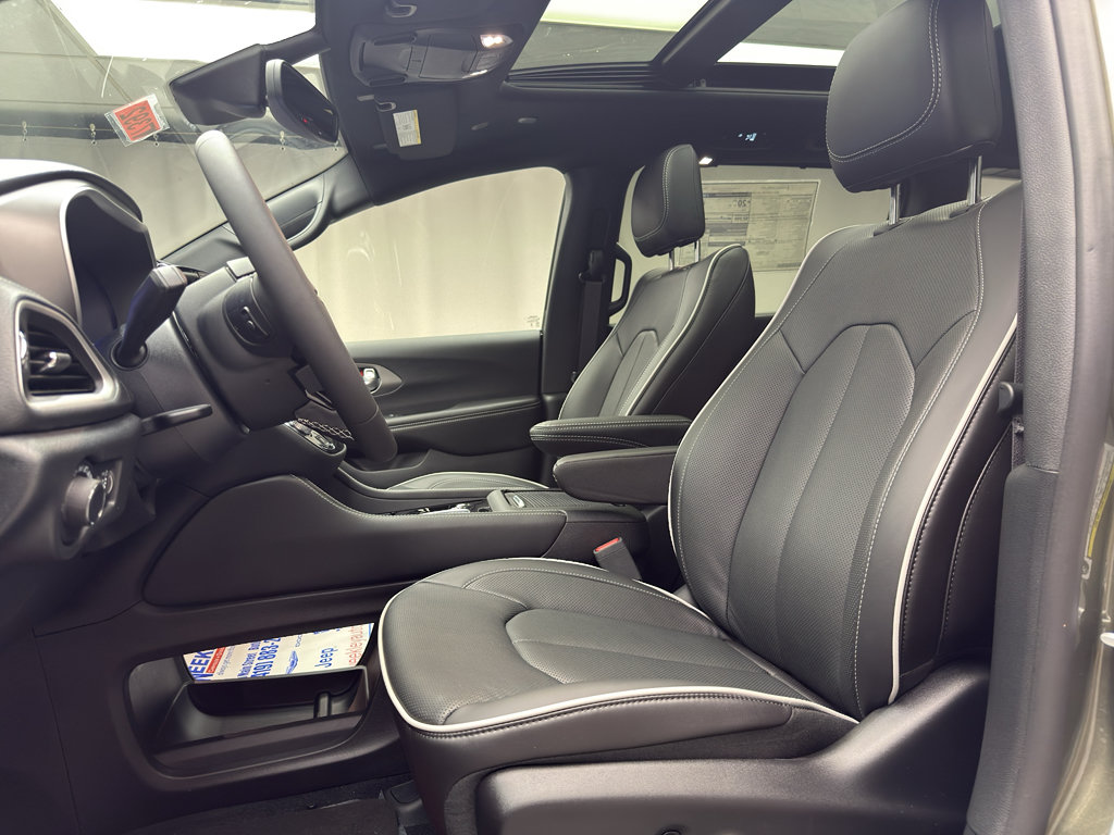 New 2027 Chrysler Pacifica Limited AWD/4WD image 7