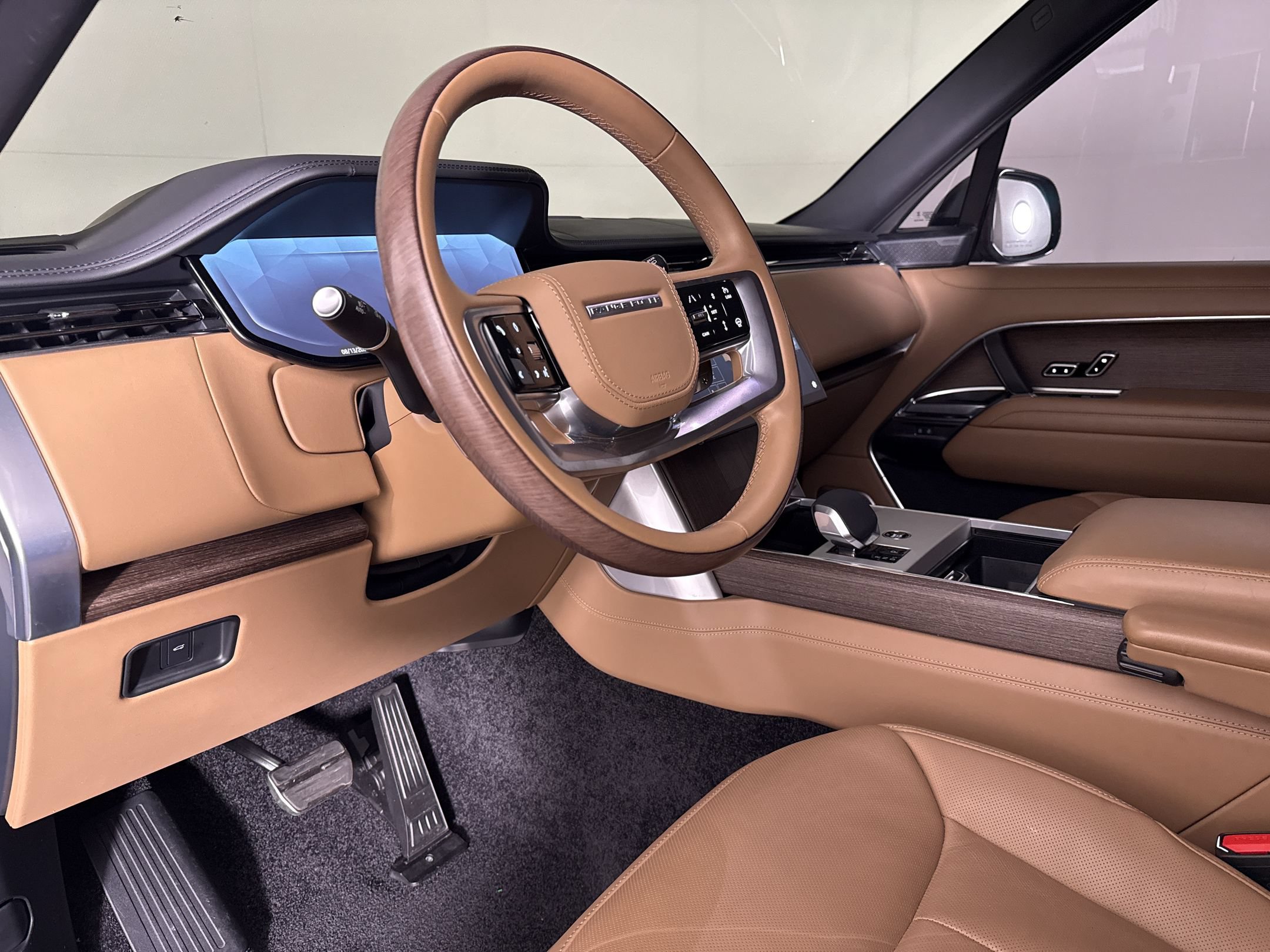 Used 2025 Land Rover Range Rover Long Wheelbase Autobiography AWD/4WD image 4