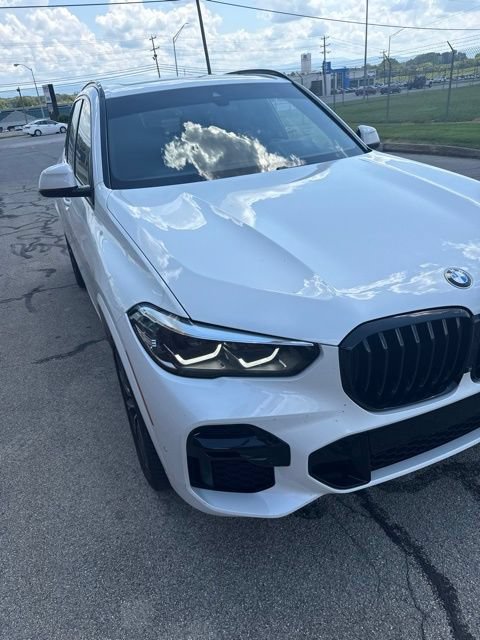 Used 2022 BMW X5 xDrive40i w/ M Sport Package AWD/4WD image 3