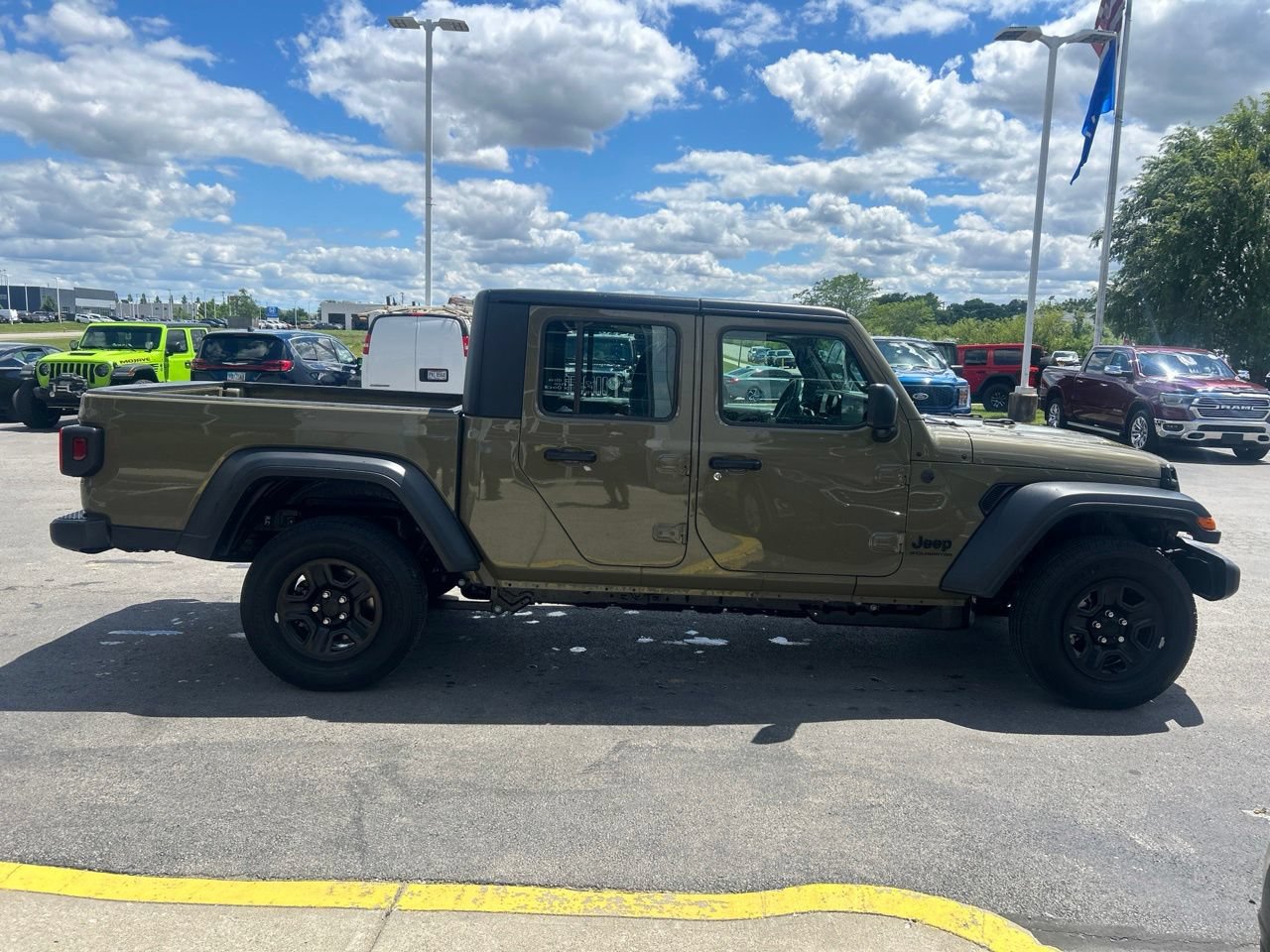 Used 2026 Jeep Gladiator Sport AWD/4WD image 2