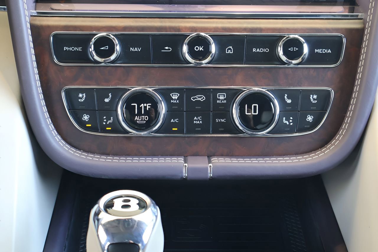 Used 2023 Bentley Bentayga Extended Wheelbase AWD/4WD image 18