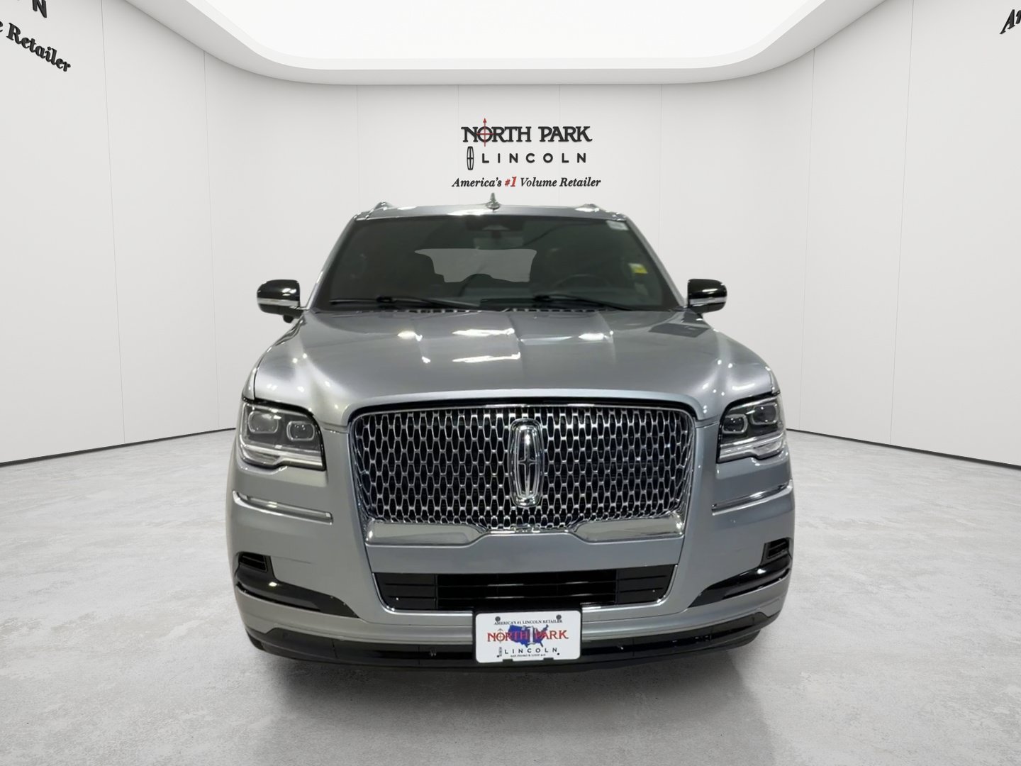 Used 2024 Lincoln Navigator Reserve AWD/4WD image 2