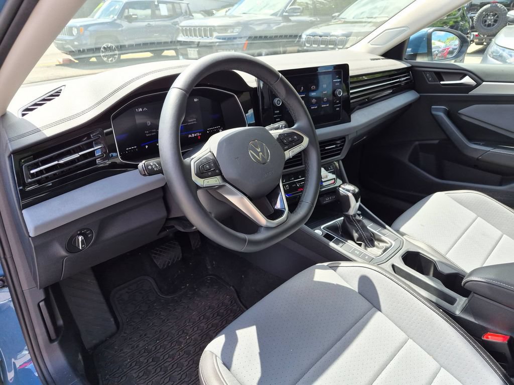 Used 2025 Volkswagen Jetta SE FWD image 14