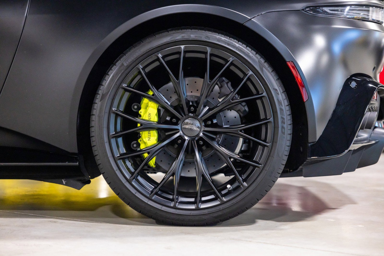 Used 2022 Aston Martin V8 Vantage Coupe RWD image 17