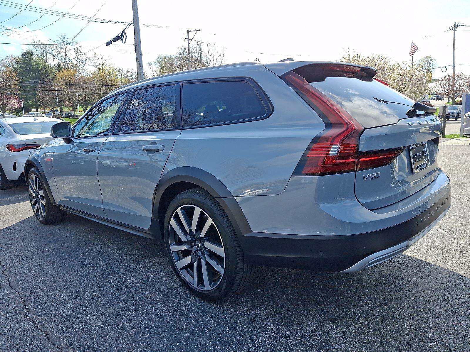 Certified 2025 Volvo V90 B6 Cross Country Ultra AWD/4WD image 4