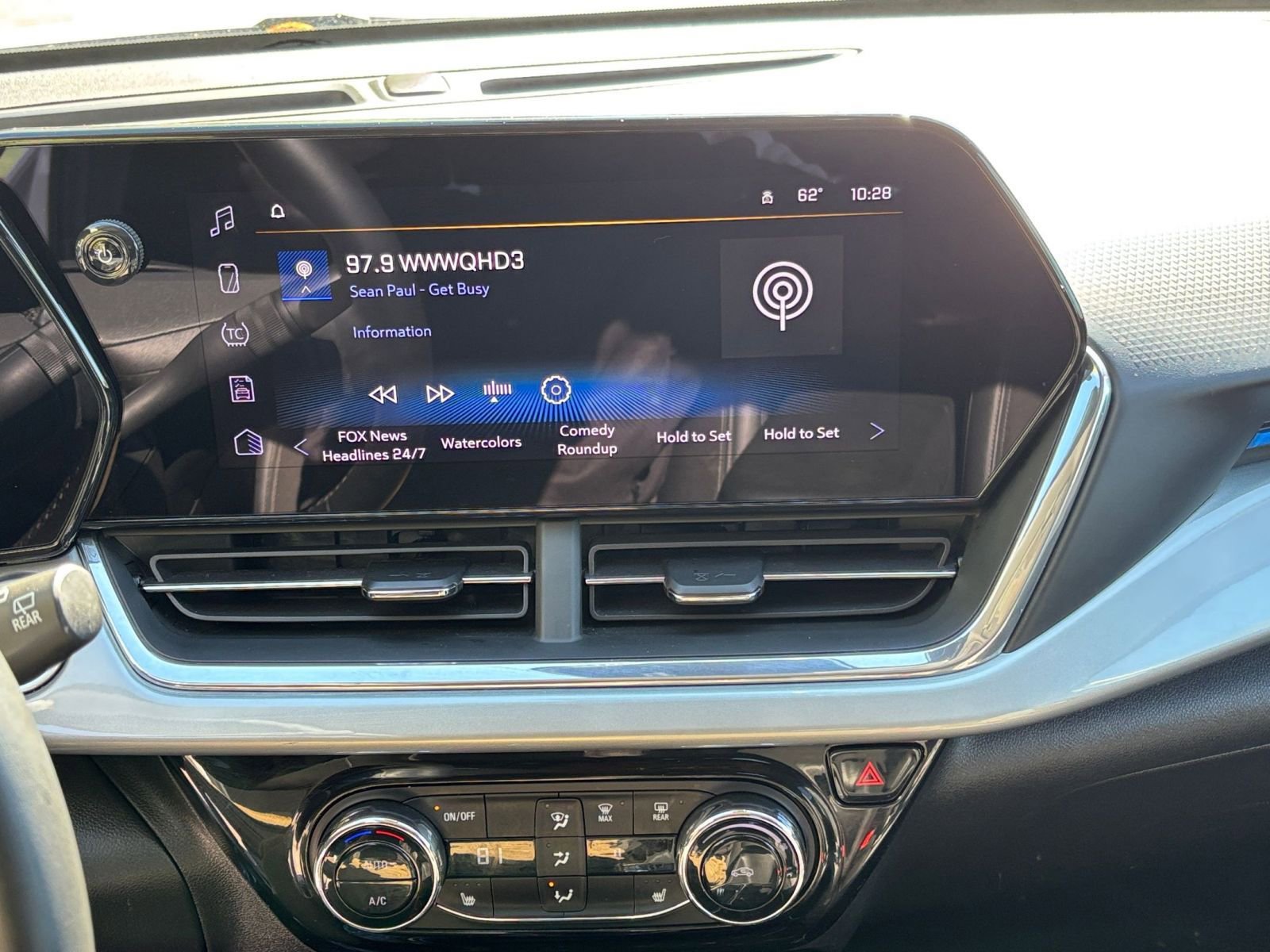 Used 2025 Chevrolet Trax LT w/ LT Convenience Package image 17