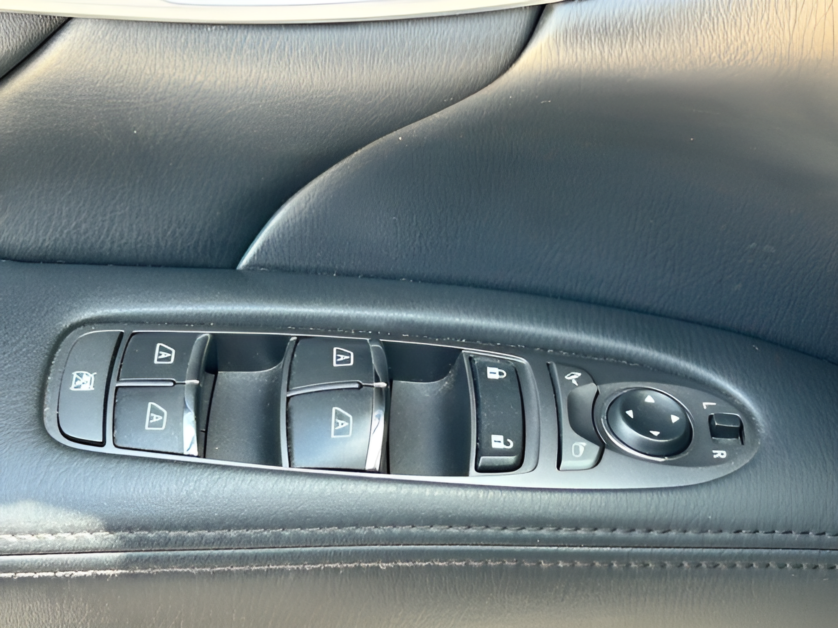 Used 2015 INFINITI Q70 L 3.7 RWD image 30