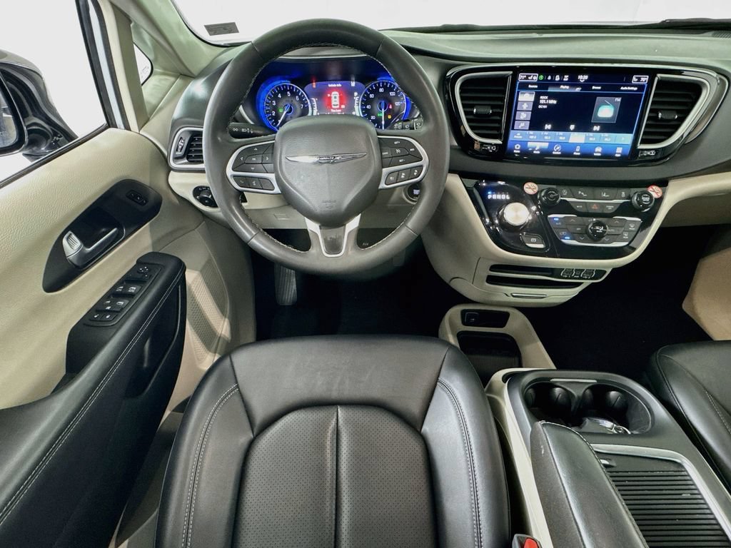 Used 2024 Chrysler Pacifica Touring-L FWD image 21