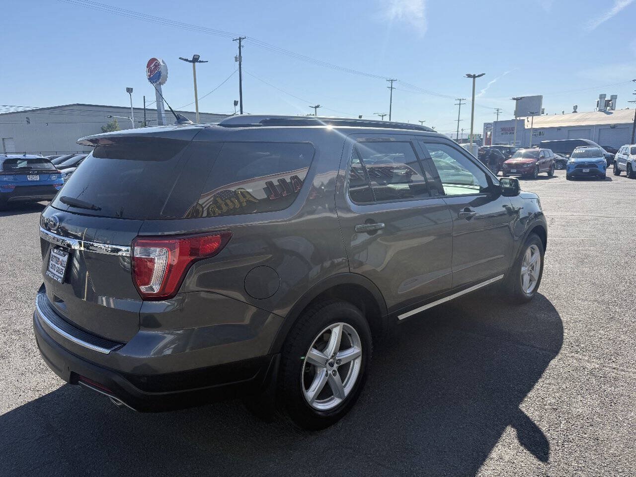 Used 2018 Ford Explorer XLT w/ Equipment Group 202A FWD image 5