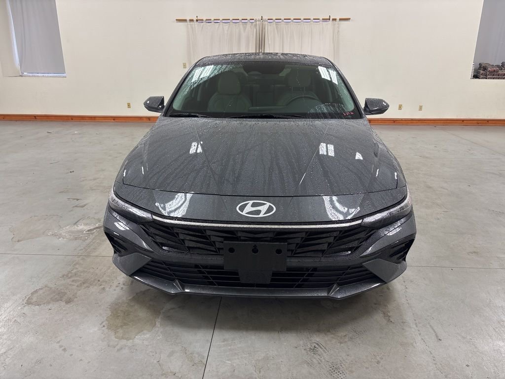 Used 2025 Hyundai Elantra Limited image 3