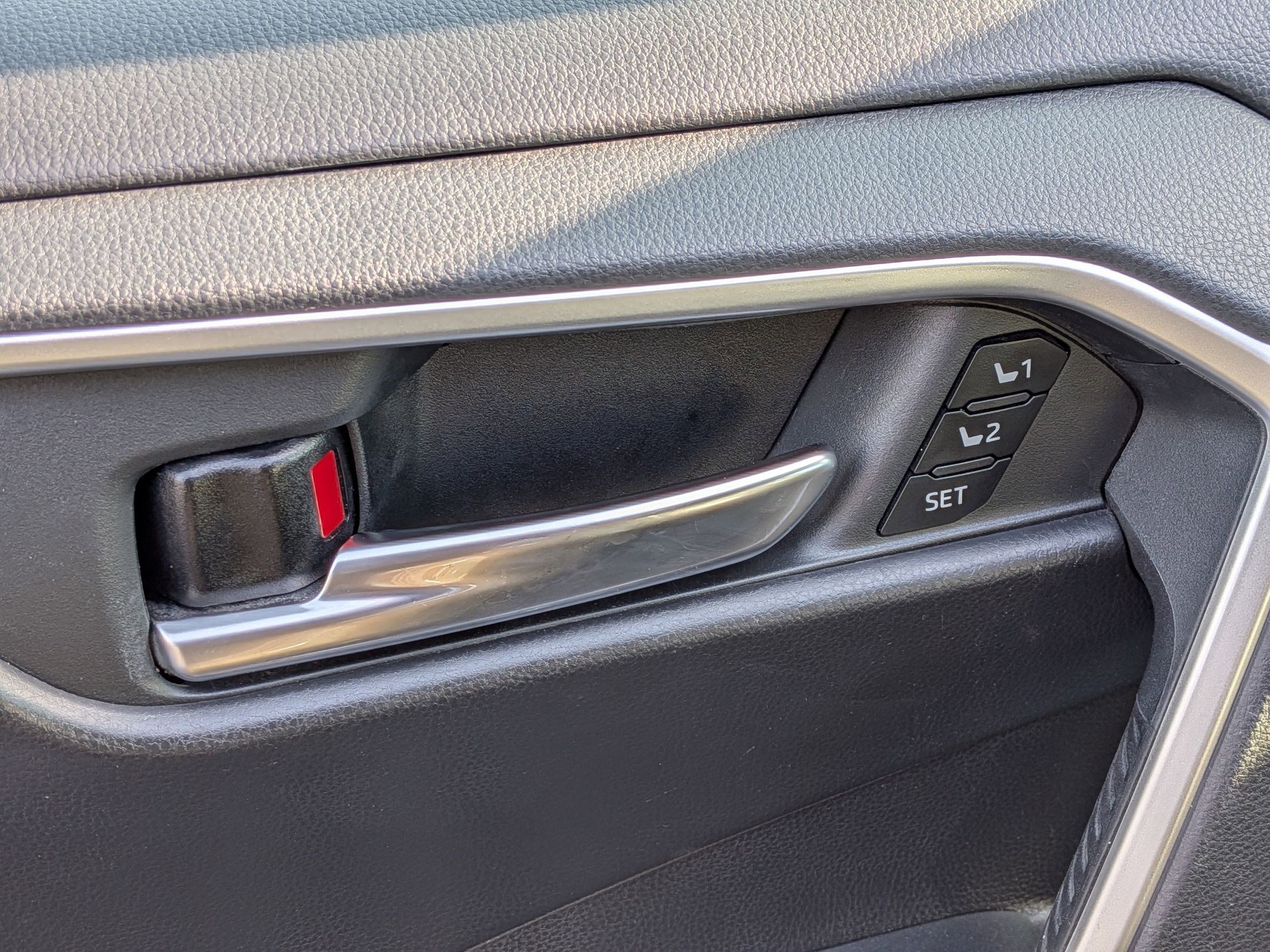 Used 2020 Toyota RAV4 XLE Premium image 15