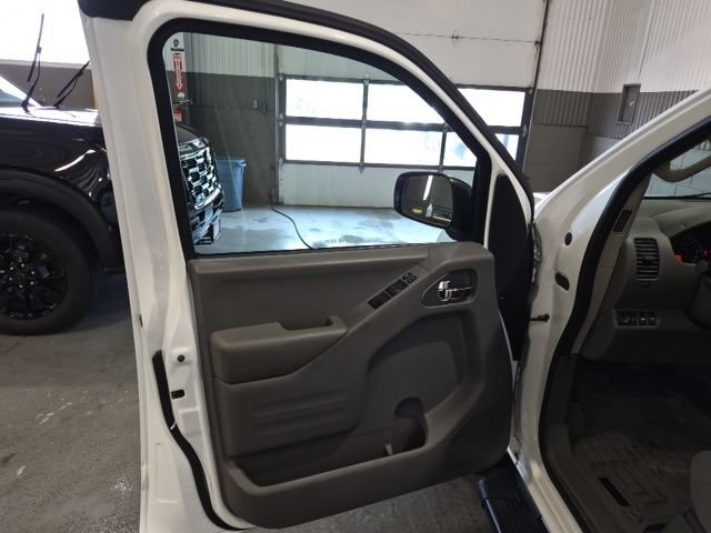 Used 2016 Nissan Frontier SV w/ SV Value Truck Package AWD/4WD image 10