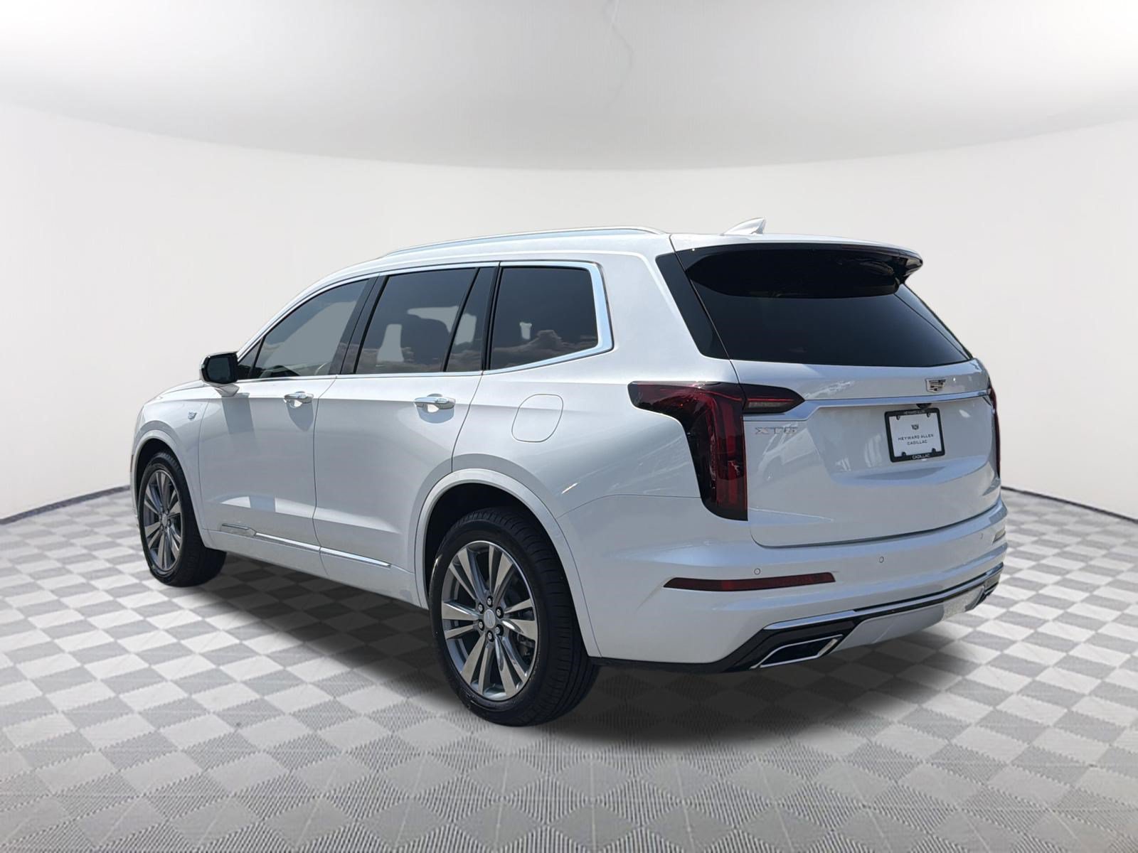 Certified 2025 Cadillac XT6 Premium Luxury FWD image 3