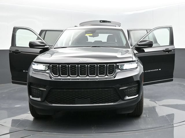 Used 2024 Jeep Grand Cherokee Laredo X AWD/4WD image 56