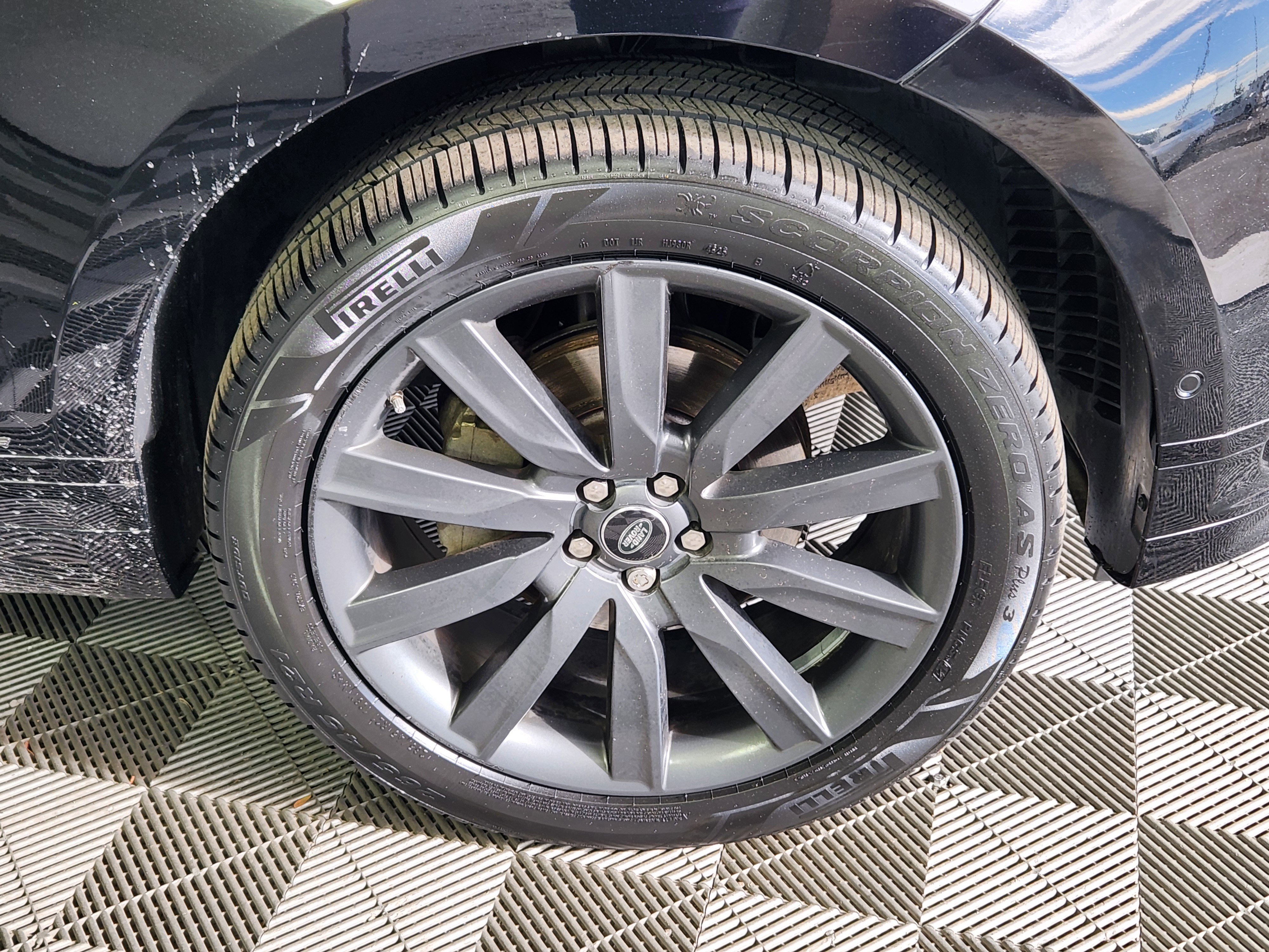 Used 2018 Land Rover Range Rover Velar R-Dynamic HSE image 9