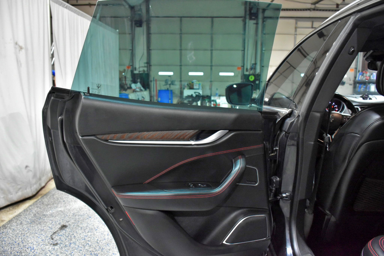 Used 2017 Maserati Levante w/ Luxury Package image 35