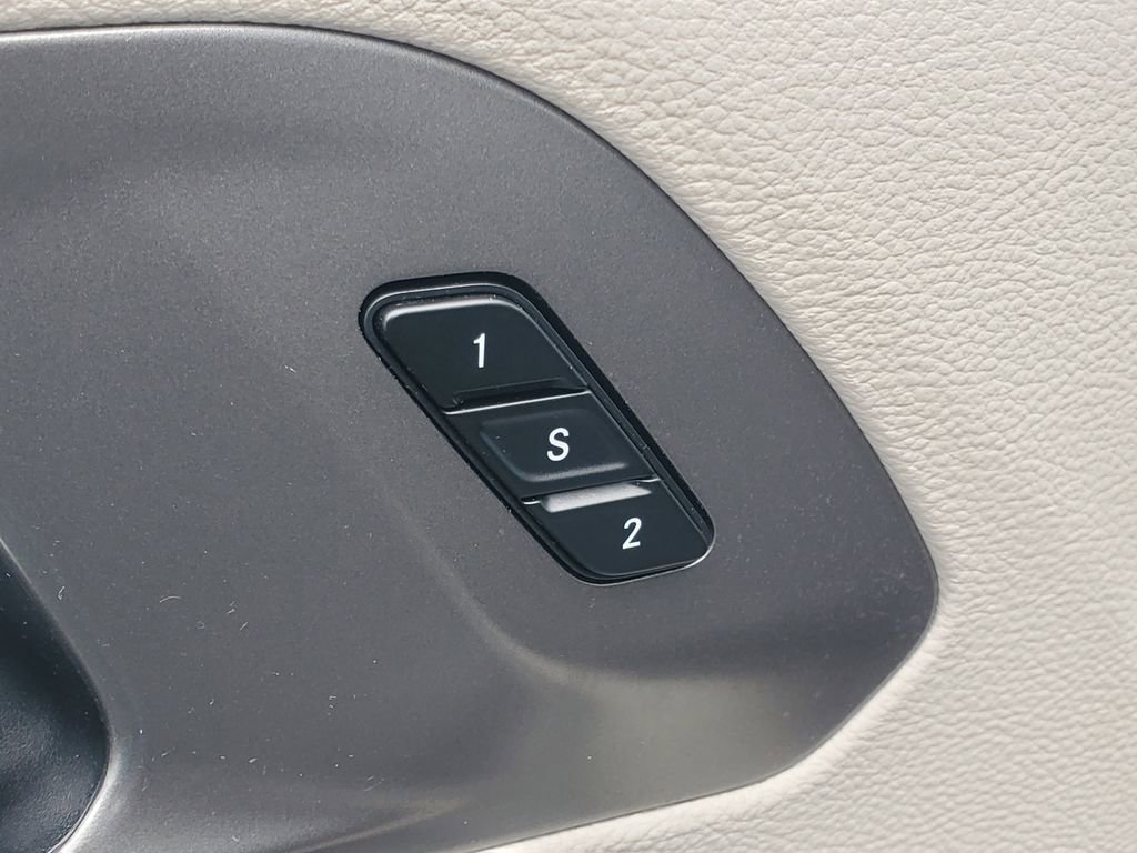 Used 2023 Chrysler Pacifica Touring-L image 17