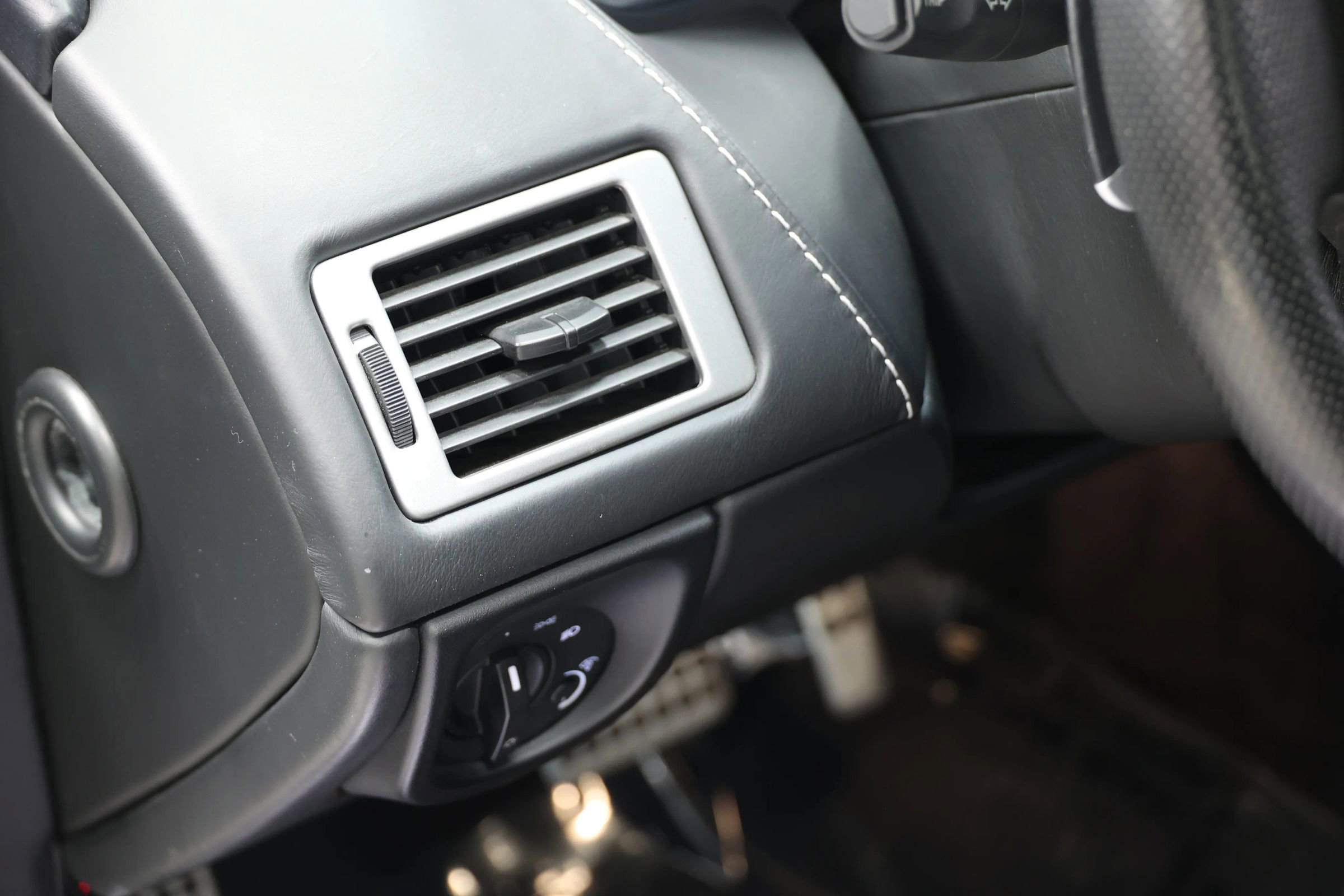 Used 2011 Aston Martin V8 Vantage Coupe image 18