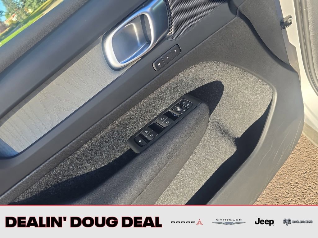 Used 2025 Volvo XC40 B5 Core image 12