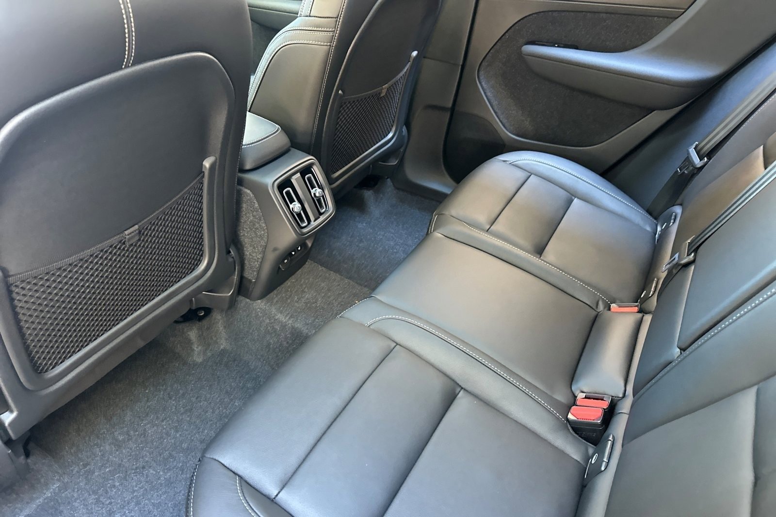 New 2026 Volvo XC40 B5 Ultra w/ Climate Package image 4