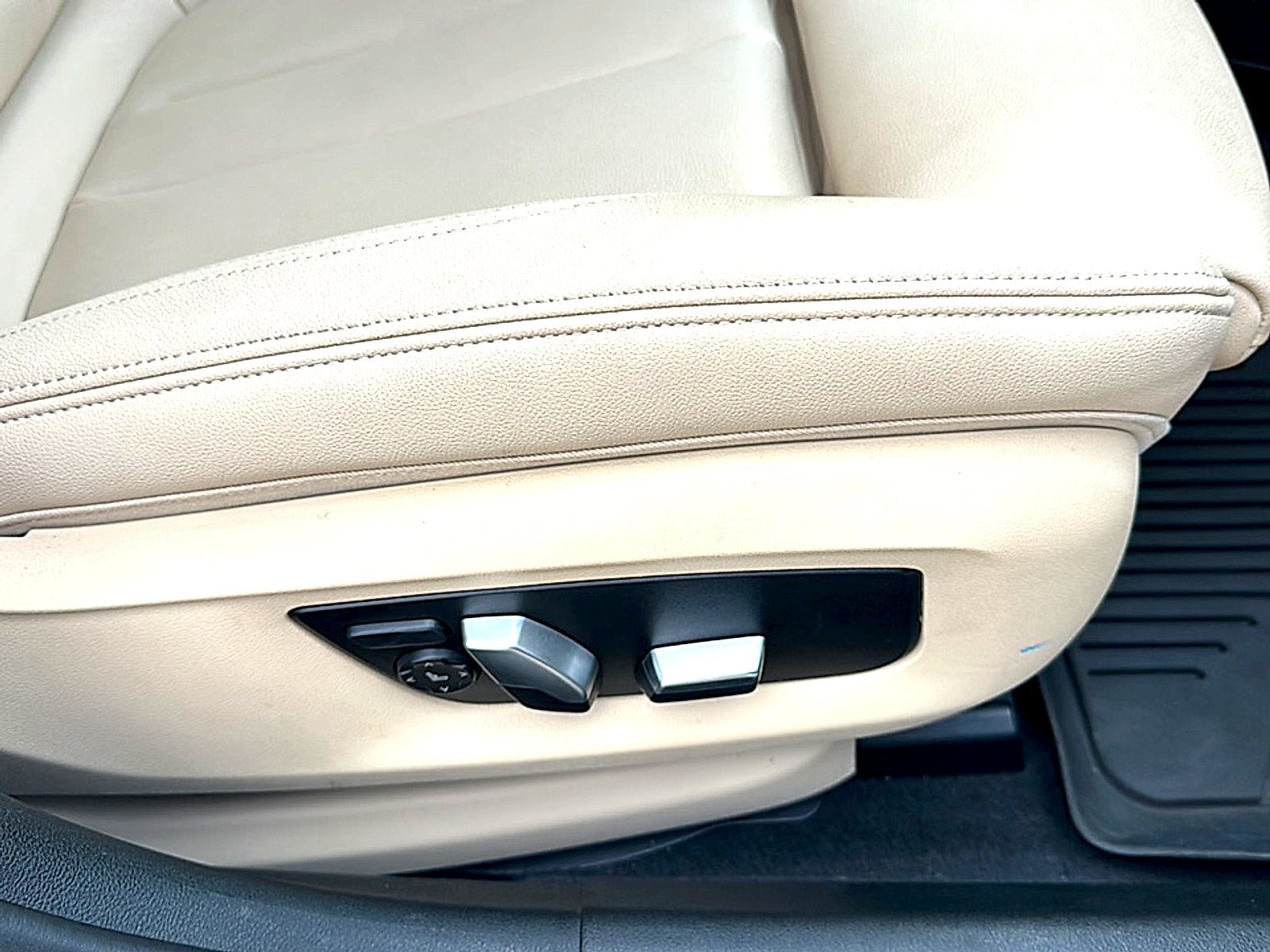Used 2019 BMW 530i w/ Convenience Package RWD image 28