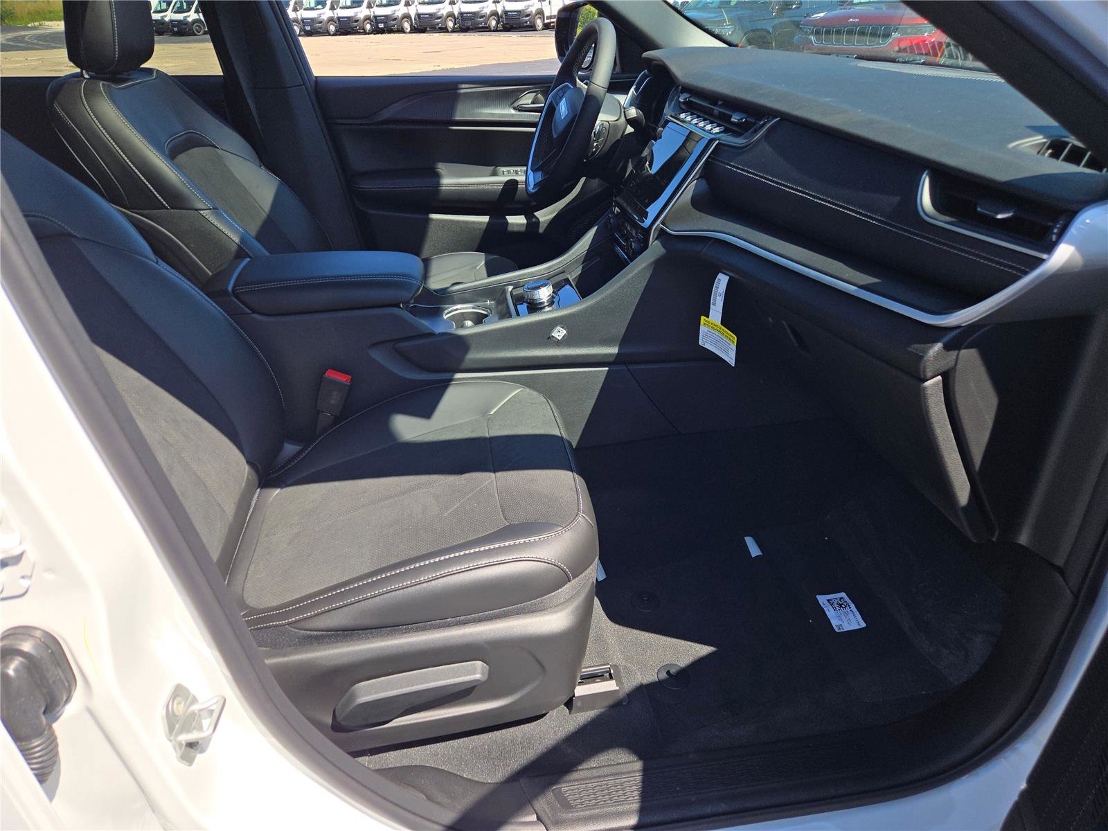 New 2025 Jeep Grand Cherokee Altitude image 7