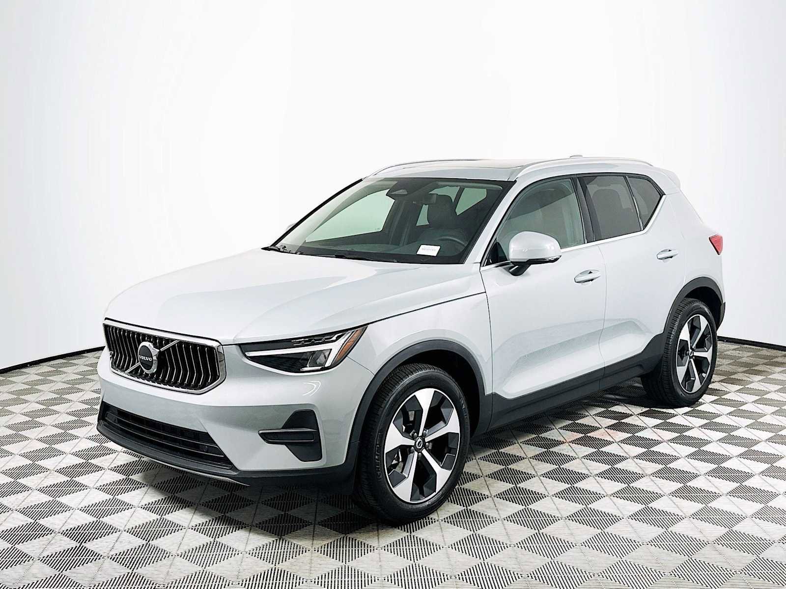 Used 2025 Volvo XC40 B5 Core w/ Climate Package image 3