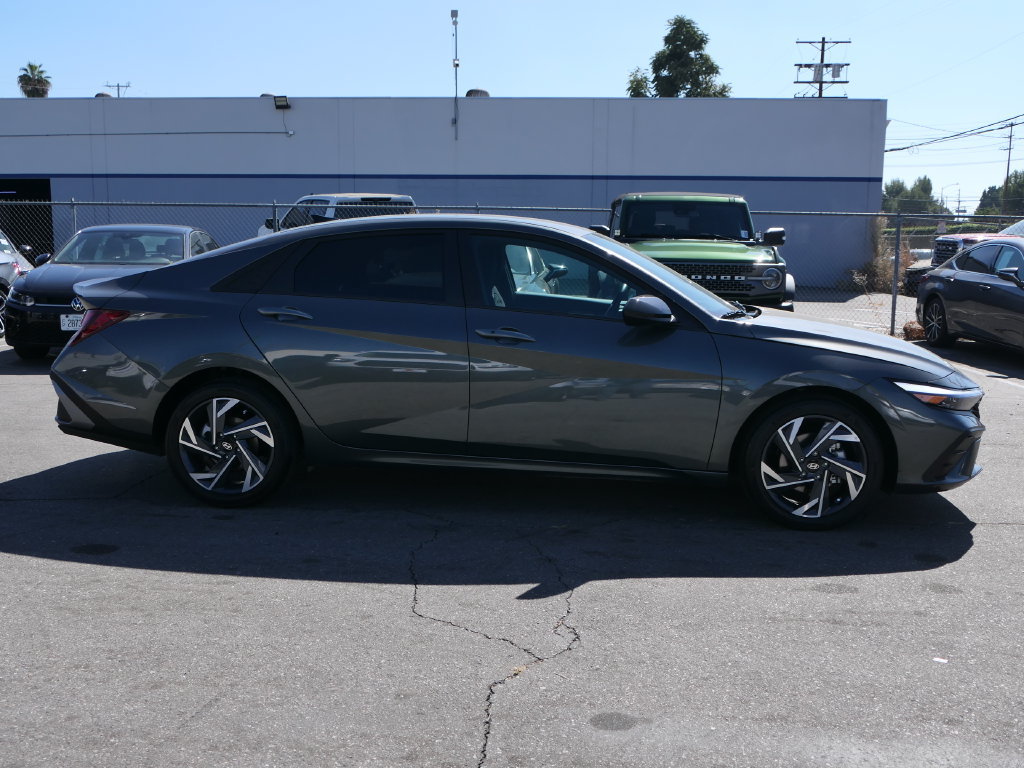 Used 2025 Hyundai Elantra Sport FWD image 2